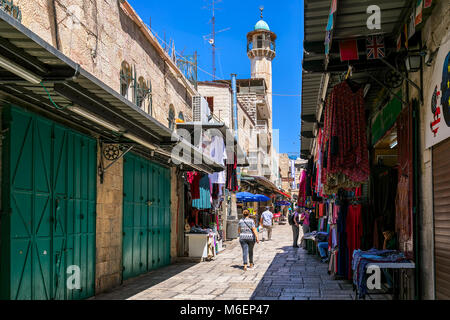 JERUSALEM, Israel - 16. JULI 2017: Gasse in den kleinen Geschäften der berühmten Basar-Markt in der Altstadt von Jerusalem, sehr beliebtes Ziel mit l Stockfoto