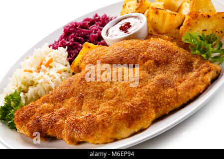 Gebratenes Schweinekotelett, gebackene Kartoffeln und Salat Stockfoto