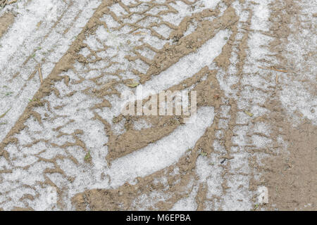 Traktor reifen Titel Mark infilled mit Schnee während der 2018 "Tier aus dem Osten' Kälteeinbruch. Stockfoto