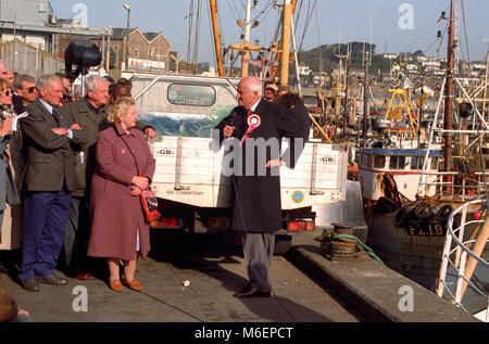 Referendum Party. Britischen Wahlen 1997 Sir James Goldsmith werbend in Penzance, Cornwall. FAST FILM VERWENDET, SO KANN KORN. Stockfoto