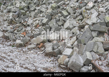 Stapel/Bauschutt Builder mit einer Prise Schnee vorhanden. Metapher für in Stücke zerbrochen, in Fetzen, kaputte Wirtschaft, in Stücken zerbrochen Stockfoto