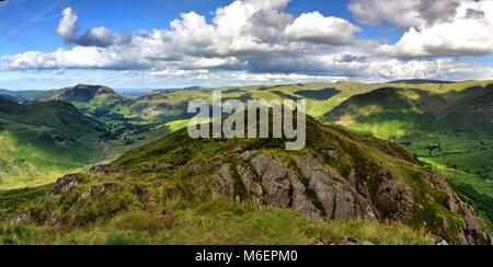 Einsamer Wanderer, die in der Ansicht von oben, wie Hartsop Stockfoto