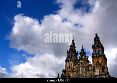 Kathedrale von Santiago de Compostela in Spanien, gegen einen blauen bewölkten Himmel gesehen. Stockfoto