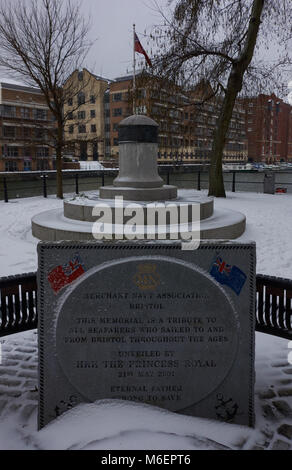 Ansicht der Handelsmarine Association Bristol Memorial im Schnee vom Sturm Emma abgedeckt Stockfoto