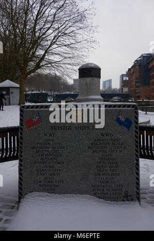 Ansicht der Handelsmarine Association Bristol Memorial im Schnee vom Sturm Emma abgedeckt Stockfoto