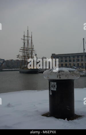 Eine Verankerung im Vordergrund mit Blick auf eine große Schiff im Millenium Square Landung angedockt, Bristol City Centre, im Schnee vom Sturm Emma Stockfoto