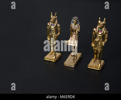 Eine horizontale Farbe Bild Bild inline 2 Statuen; Anubis auf links und rechts, und Ramses der große in der Mitte. Beide wurden von der Dynastie der alten Egy Stockfoto