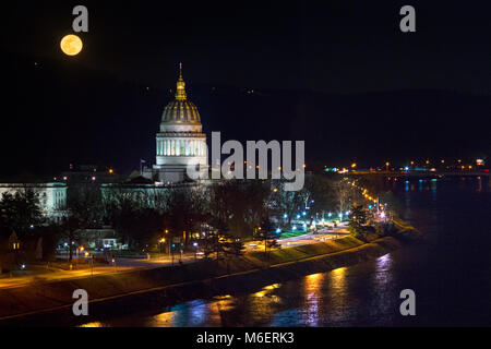 Eine vollständige Yellow Moon gesehen wird, steigen über den Gold geschmückt Capitol Building von Charleston, West Virginia in der Nacht. Stockfoto