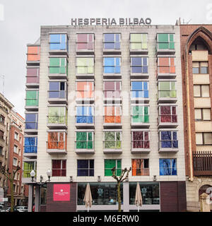 BILBAO, SPANIEN - 11. FEBRUAR 2018: Architektur des Hotel NH Sammlung Ria de Bilbao (oder Hesperia Bilbao) Stockfoto