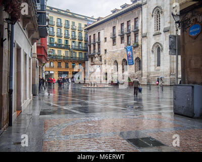 BILBAO, SPANIEN - 11. FEBRUAR 2018: die Plazuela de Santiago Platz vor der Kathedrale von Santiago in der Casco Viejo Bezirk Stockfoto