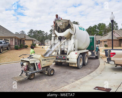 Hodgson Beton Lkw konkrete Auslieferung an den Wohnbau Job mit zwei Arbeiter laden der Zement in einen Eimer in Montgomery, AL, USA. Stockfoto