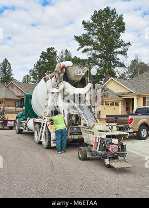 Hodgson Beton Lkw konkrete Auslieferung an den Wohnbau Job mit zwei Arbeiter laden der Zement in einen Eimer in Montgomery, AL, USA. Stockfoto