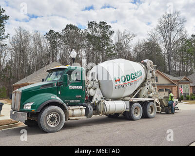 Hodgson Beton Lkw konkrete Auslieferung an den Wohnbau Job mit zwei Arbeiter laden der Zement in einen Eimer in Montgomery, AL, USA. Stockfoto