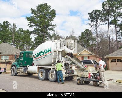 Hodgson Beton Lkw konkrete Auslieferung an den Wohnbau Job mit zwei Arbeiter laden der Zement in einen Eimer in Montgomery, AL, USA. Stockfoto