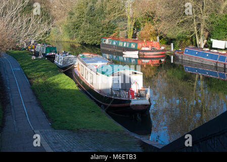 Lange Boote auf dem Grand Union Canal, London, UK verankert Stockfoto