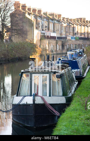 Lange Boote auf dem Grand Union Canal, London, UK verankert Stockfoto