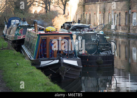 Lange Boote auf dem Grand Union Canal, London, UK verankert Stockfoto