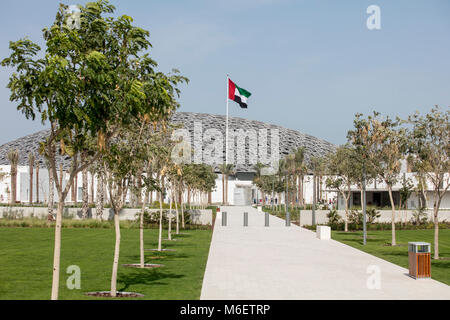 ABU DHABI, VEREINIGTE ARABISCHE EMIRATE - 24. Februar 2018: Die UAE Flagge ausserhalb des Louvre Abu Dhabi, entworfen von Architekt Jean Nouvel. Stockfoto