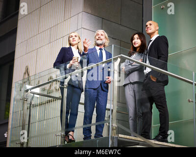Multiethnischen Architekten Prüfung und Überprüfung der Struktur des modernen Gebäudes, Low Angle View. Stockfoto