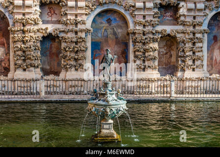Den Teich und den Brunnen von Gärten von Quecksilber in Alcazar De Sevilla in Andalusien, Spanien. Stockfoto