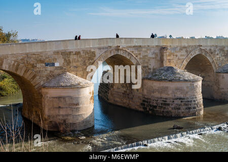 Die Römische Brücke von Cordoba, überspannt Fluss Guadalquivir, in Andalusien, Spanien. Stockfoto