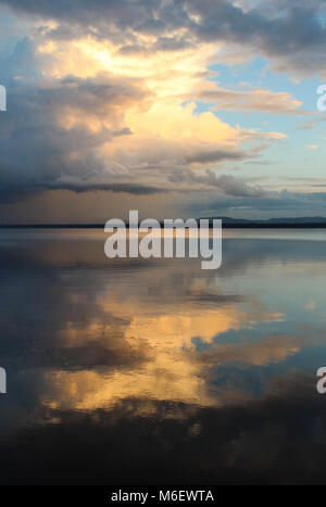 Sonnenuntergang und Wolken in Orsa See spiegeln. Stockfoto