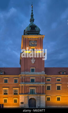 WARSCHAU, POLEN - 19. JUNI 2016: Uhrenturm des königlichen Schlosses in der Altstadt Stockfoto