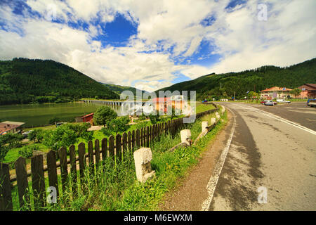 Dorf Landschaft in Poiana Largului, Rumänien. Summer View Stockfoto