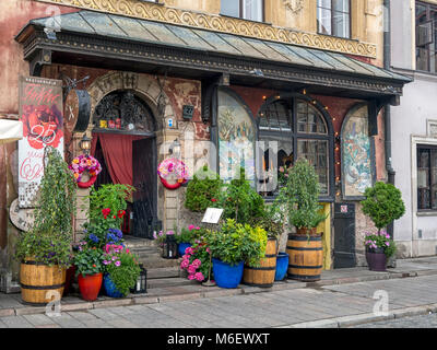 WARSCHAU, POLEN - 20. JUNI 2016: Das hübsche Restaurant U Fukiera auf dem Alten Marktplatz in der Altstadt Stockfoto