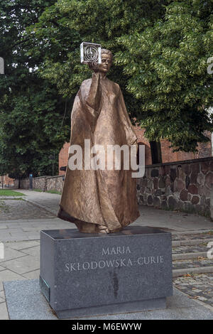 WARSCHAU, POLEN - 20. JUNI 2016: Statue von Marie Sklodowska-Curie mit einem Polonium-Modell Stockfoto