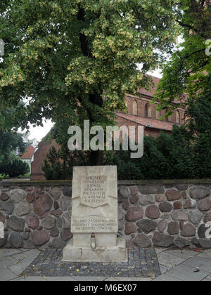 WARSCHAU, POLEN - 20. JUNI 2016: Eine Tafel von Tchorek, die an Orte erinnert, an denen während der deutschen Besatzung Schlachten oder Hinrichtungen stattfanden Stockfoto