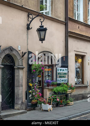 WARSCHAU, POLEN - 20. JUNI 2016: Hübscher Blumenladen in der Altstadt Stockfoto