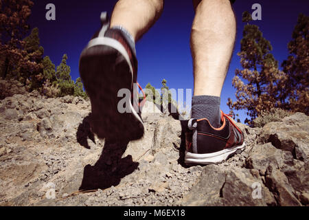 Nahaufnahme von Wanderer Beine, Wandern in den Rocky Mountains. Stockfoto