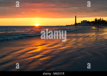 Leuchtturm am Meer bei Sonnenuntergang, Maspalomas Gran Canaria Island. Stockfoto