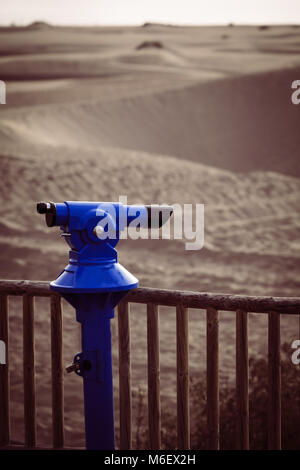 Münz-Fernglas mit Blick auf ein Meer Landschaft Stockfoto
