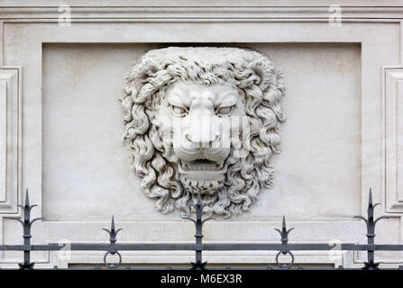 Roaring Lion Kopf hoch - Relief auf der Fassade eines Palace Stockfoto