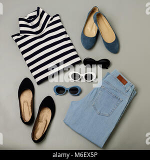 Mode Eingestellt von: Blue Jeans, gestreiften Pullover, Schuhe und sunglsses. Flach. Ansicht von oben. Stockfoto