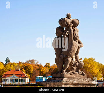 München, Deutschland - Stein Putti Gruppe mit Royal Crown schmücken das Treppenhaus des barocken Stadtteils Palace, Sommerresidenz der Herrscher von Ba Stockfoto