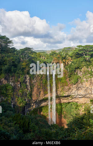 Zwei Wasserfälle stürzen über den Rand der Schlucht, in der Schwarze Fluss unten, in der Nähe von Chameral auf der tropischen Insel Mauritius. Stockfoto