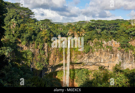 Wasserfälle stürzen über den Rand der Klippe und in die Black River Schlucht auf Mauritius Stockfoto