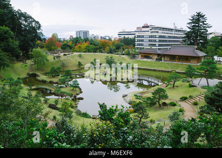 Gyokusen inmaru, traditionellen japanischen Garten mit Teichen in der Innenstadt von Kanazawa, Japan Stockfoto