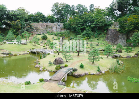 Gyokusen inmaru, traditionellen japanischen Garten mit Teichen in der Innenstadt von Kanazawa, Japan Stockfoto