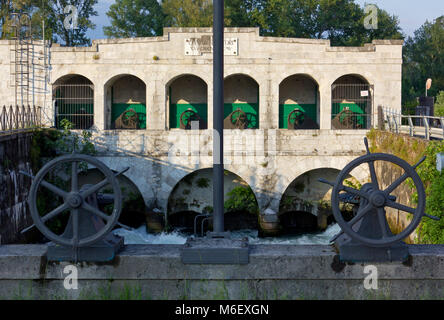 Schloss auf dem Fluss Isonzo in der Nähe von Sagrado, Italien Stockfoto