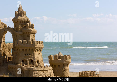 Sehr komplexen und detaillierten Sandburg am Strand Stockfoto