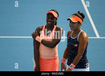 Sloane Stephens von USA und Heather Watson von Großbritannien Partner im Doppel an der China Open Tennisturnier in Peking, Oktober 2017 Stockfoto