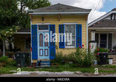 New Orleans, Louisiana - 18. Juni 2014: Die Fassade eines alten und bunten kreolischen Haus in der Faubourg Lafayette Nachbarschaft in der Stadt New Orlea Stockfoto