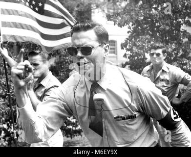 George Lincoln Rockwell, Chef der American Nazi Party, eine pro-Nazi Rede vor einer Gruppe von Anhängern, die Swastika, Armbinden, Washington, DC, 24.07.1960. Stockfoto