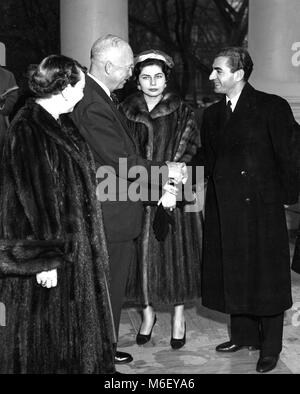 Schah Mohammed Reza Pahlavi (rechts) der Iran, und seine Frau, Königin Soraya, sind herzlich von Präsident Dwight Eisenhower und Frau Eisenhower, Washington, DC, 1954 zum Weißen Haus begrüßt. Stockfoto