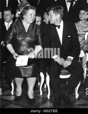 U S Präsident John F Kennedy sitzt rechts von Frau Nikita Chruschtschow bei einem Abend mit Musik im Schönbrunner zu Ehren der beiden Führer der Welt, Wien, Österreich, 3. Juni 1961. Stockfoto