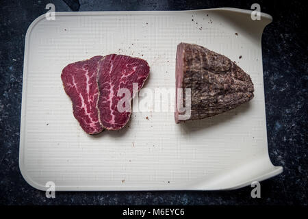 Scheiben bresaola, Luft getrocknet, gesalzen Rindfleisch, aus Italien Stockfoto